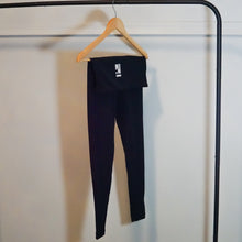 Cargar imagen en el visor de la galería, Leggings de equilibrio - Negro azabache