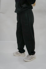 Cargar imagen en el visor de la galería, Cloud Fleece Wide Sweatpants - Jet Black