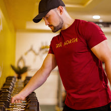 Cargar imagen en el visor de la galería, Camiseta True North Performance - Oro burdeos