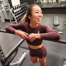 Cargar imagen en el visor de la galería, Camiseta de manga larga Elevate Crop - Mocha