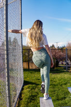 Cargar imagen en el visor de la galería, Balance Leggings - Verde Pistachio
