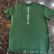Cargar imagen en el visor de la galería, Camiseta True North Classic - Verde bosque
