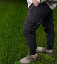 Cargar imagen en el visor de la galería, Emblem Utility Joggers