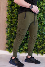 Cargar imagen en el visor de la galería, Emblem Utility Joggers