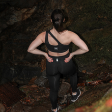 Cargar imagen en el visor de la galería, Elevate Emblem Leggings - Black