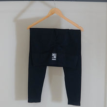 Cargar imagen en el visor de la galería, Elevate Emblem Leggings - Black