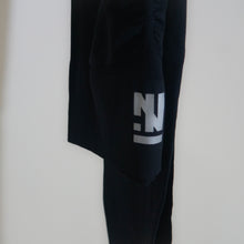 Cargar imagen en el visor de la galería, Elevate Emblem Leggings - Black