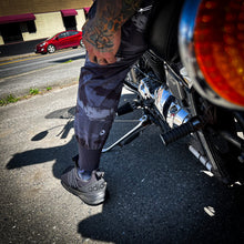 Cargar imagen en el visor de la galería, Pantalones utilitarios Ultra-Lite - Camuflaje negro