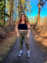 Cargar imagen en el visor de la galería, Balance Camo Leggings - Olive Camo
