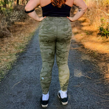 Cargar imagen en el visor de la galería, Balance Camo Leggings - Olive Camo

