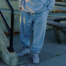 Load image into Gallery viewer, Cloud Fleece Sweatpants - Polar Grey
